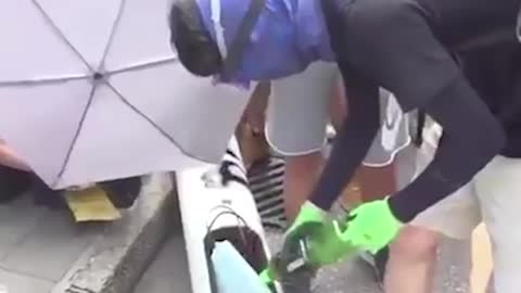 W Hongkongu protestujący niszczą kamery cyfrowego obozu koncentracyjnego.
