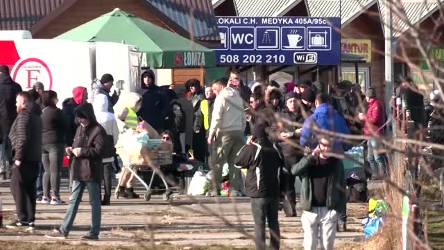 The anxious wait for relatives at Ukraine's border