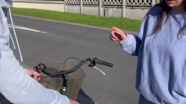 C’est gênant elle est en couple