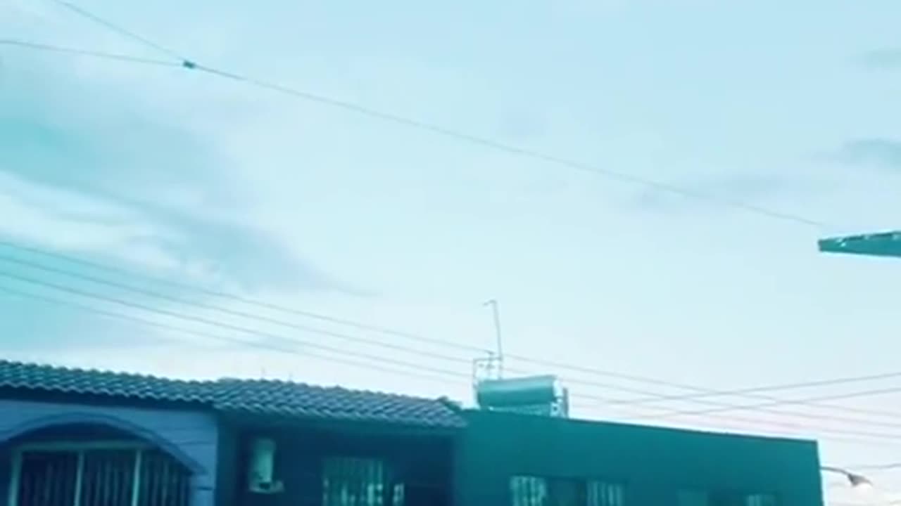 What the fuck is this thing that appeared in the sky, anyone know how to tell me