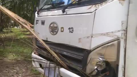 Mengatasi Truck Pengangkut Buah Sawit yang Terpatar Karena Licin di Kebun