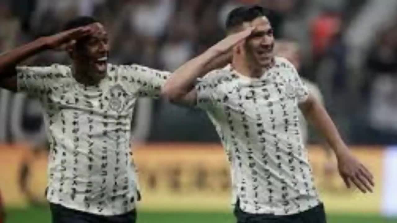 ROBERT RENAN SE DESTACA COM A CAMISA DO CORINTHIANS.