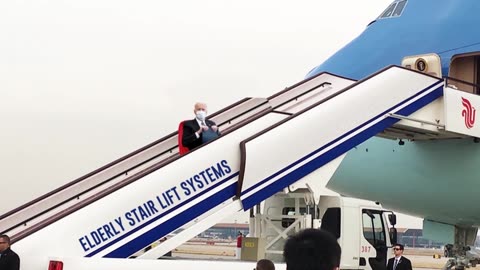 AT LEAST, HE'S NOT FALLING ANYMORE!!!😂😂😂