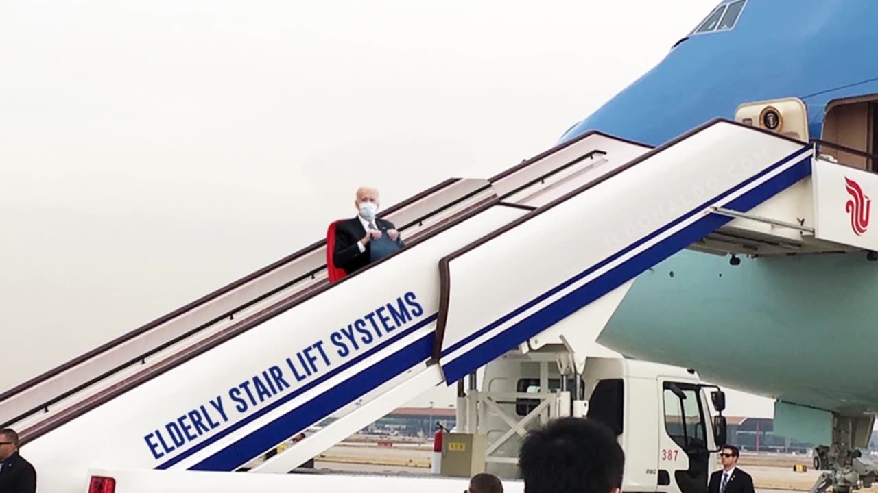 AT LEAST, HE'S NOT FALLING ANYMORE!!!😂😂😂