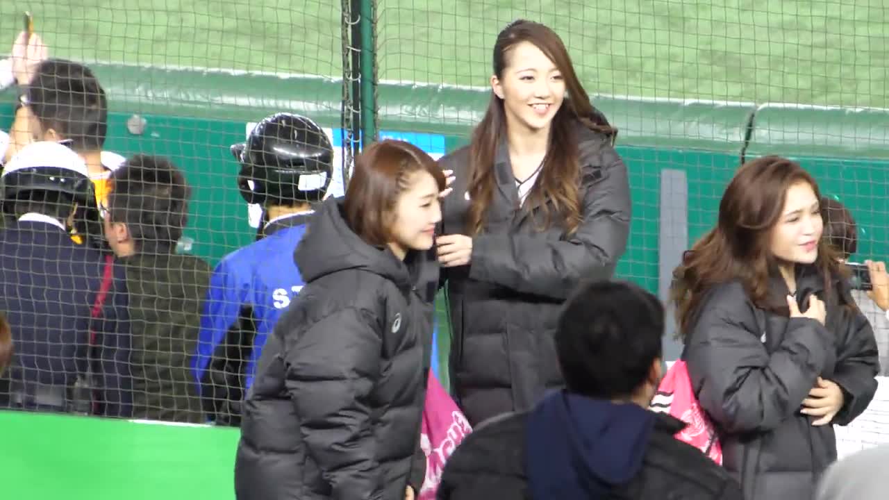 Cute Japanese baseball cheerleaders♥