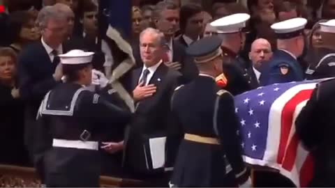 Jeb/Laura/George BUSH at HW's Funeral - Receiving Mystery Envelope