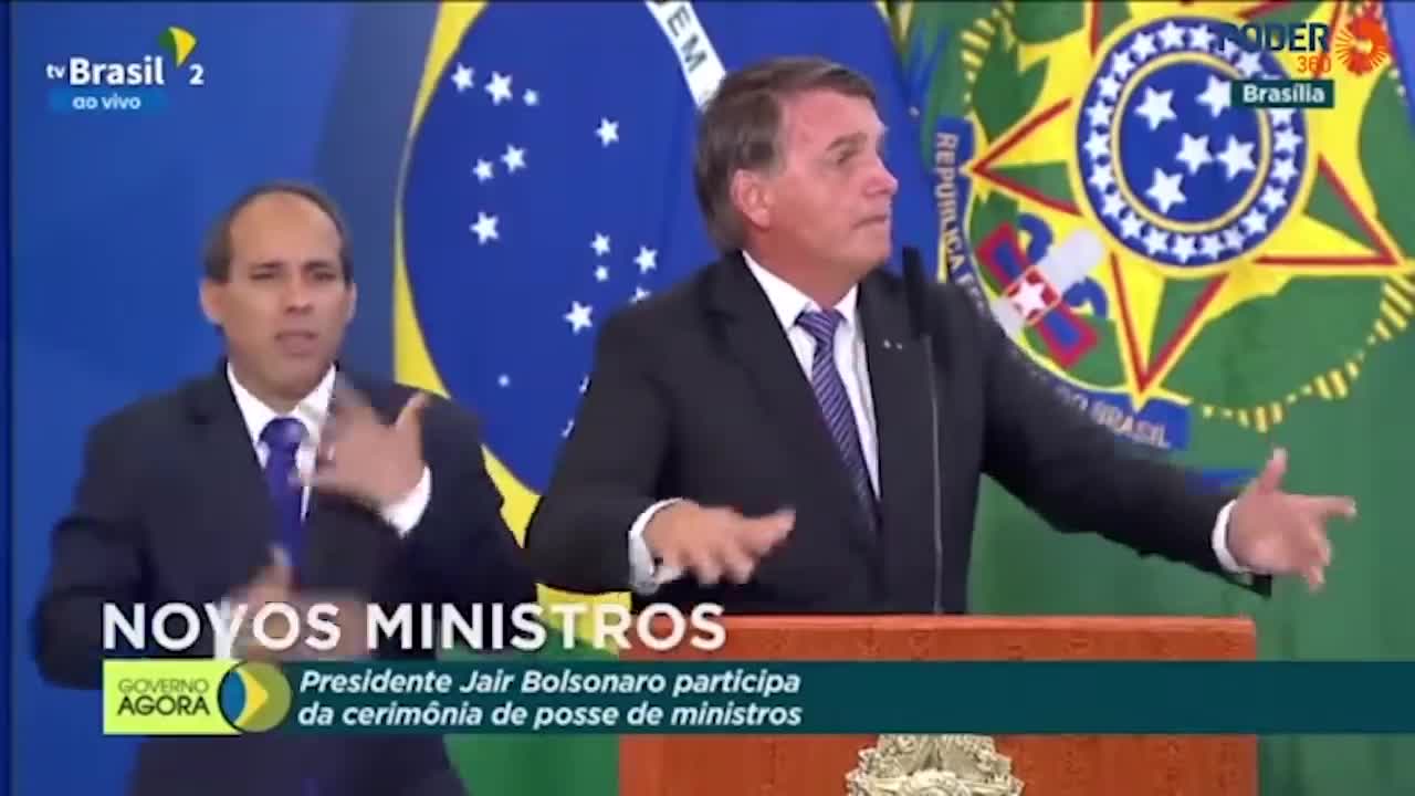 Cala a boca, bota tua toga e não enche o saco", diz Bolsonaro