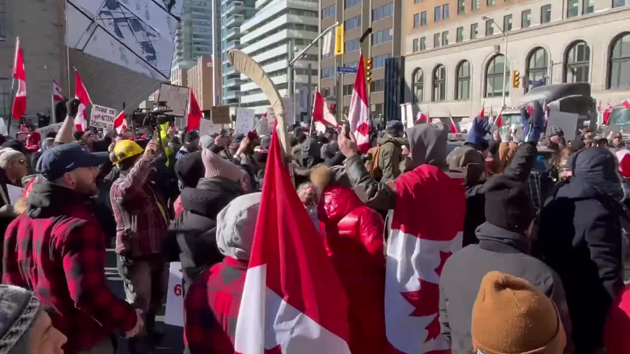 CTV: Convoy protesters surround and shake a Toronto police cruiser