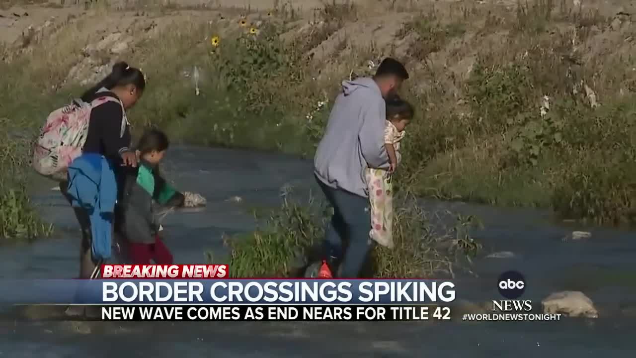 Hundreds of migrants cross Rio Grande at US-Mexico border (1)