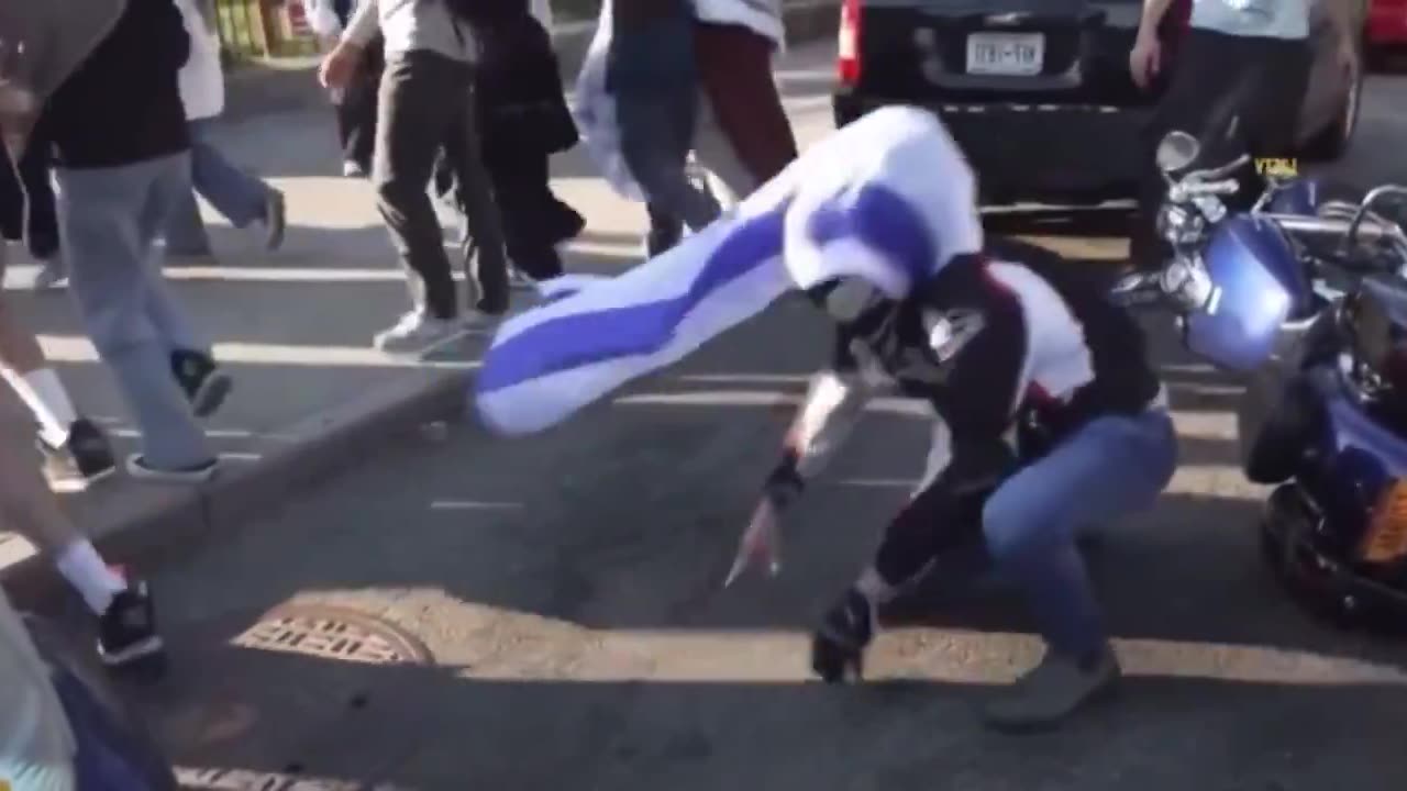 🚨🚨 HAPPENING NOW: Pro-Hamas Mob Brutally Attacks Jewish Man in