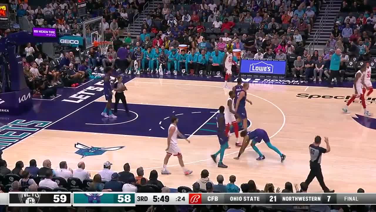 Kelly Oubre really did push-ups after getting fouled by KD 😂