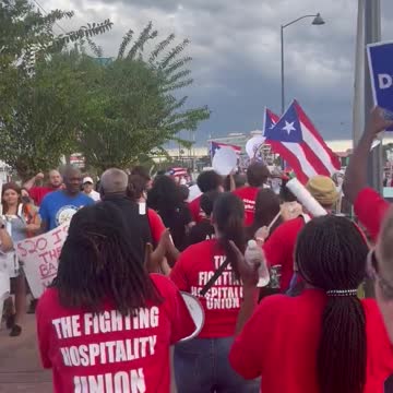 Disney workers rally amid union pay negotiations