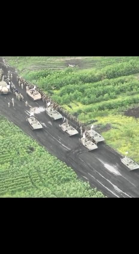 우크라이나 군 러시아에 완전 항복. 탱크에 백기 달고 러시아에 투항함.