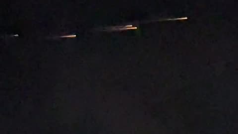 A mysterious light streak suddenly appeared in the sky