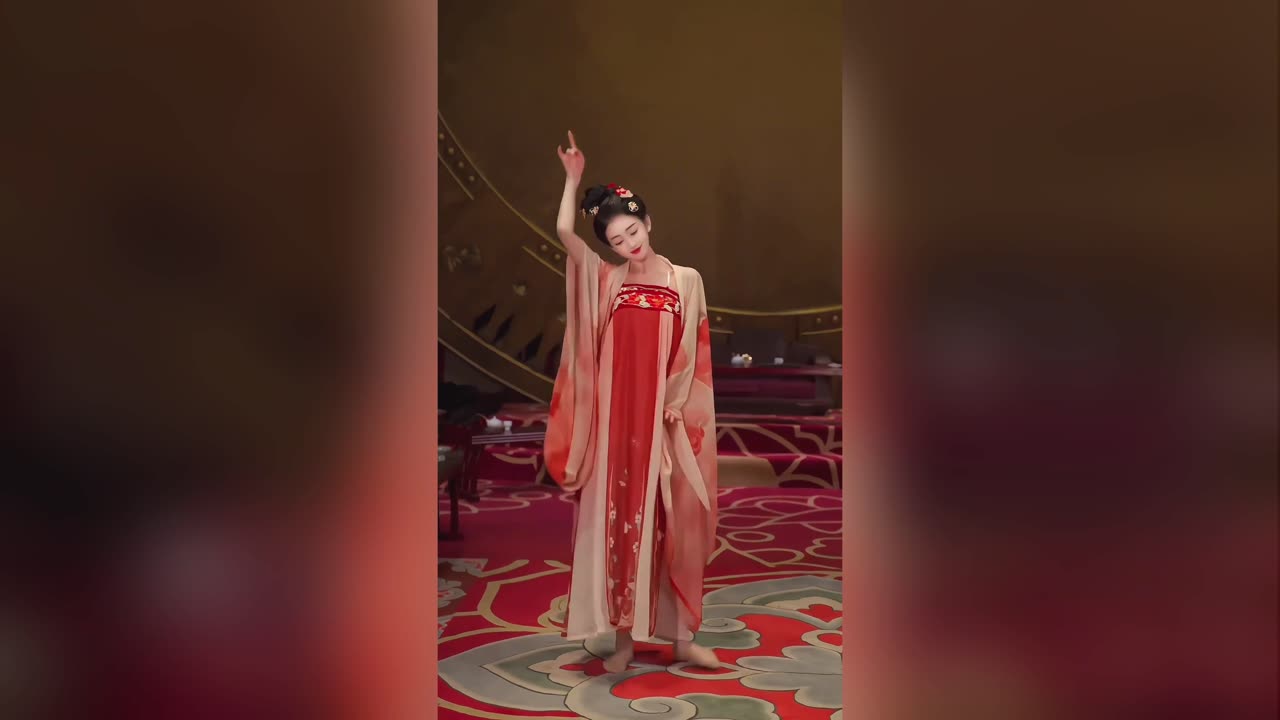 The beautiful girl is dancing, performing Chinese dance