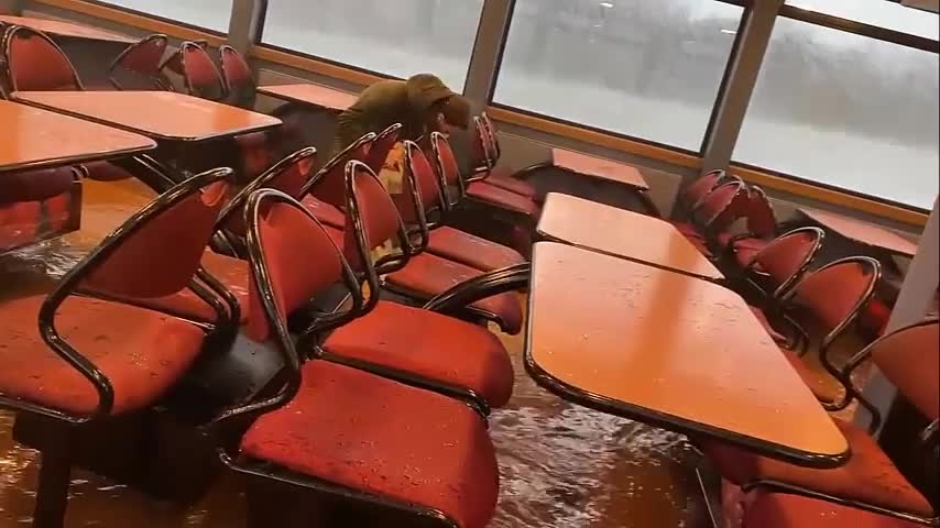 Fearful Moments of Passengers on the Ferry whose Glasses Exploded in Stormy Weather