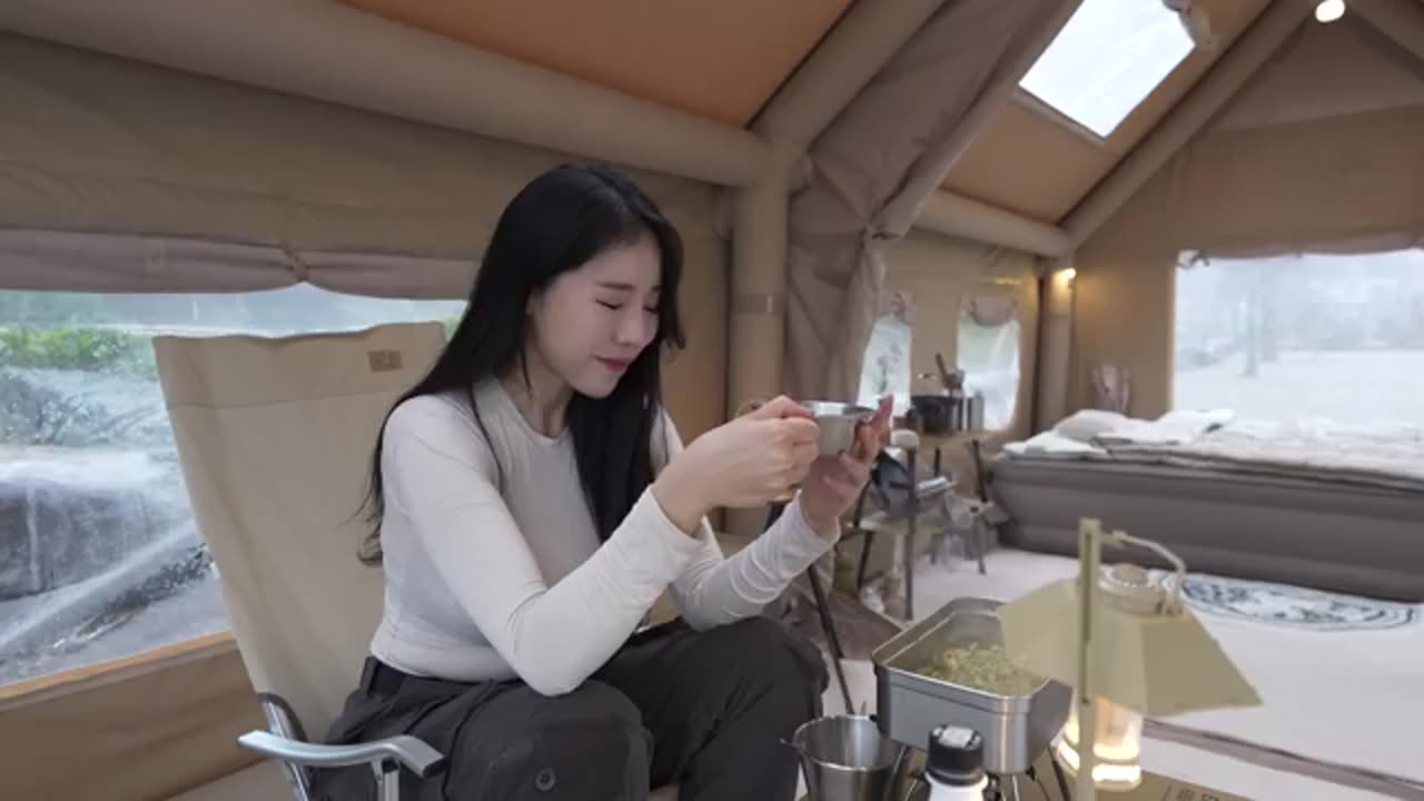 CAMPING IN HEAVY RAIN☔️ WITH 5-STAR HOTEL AIR TENTㅣRAINY CAMP ASMR