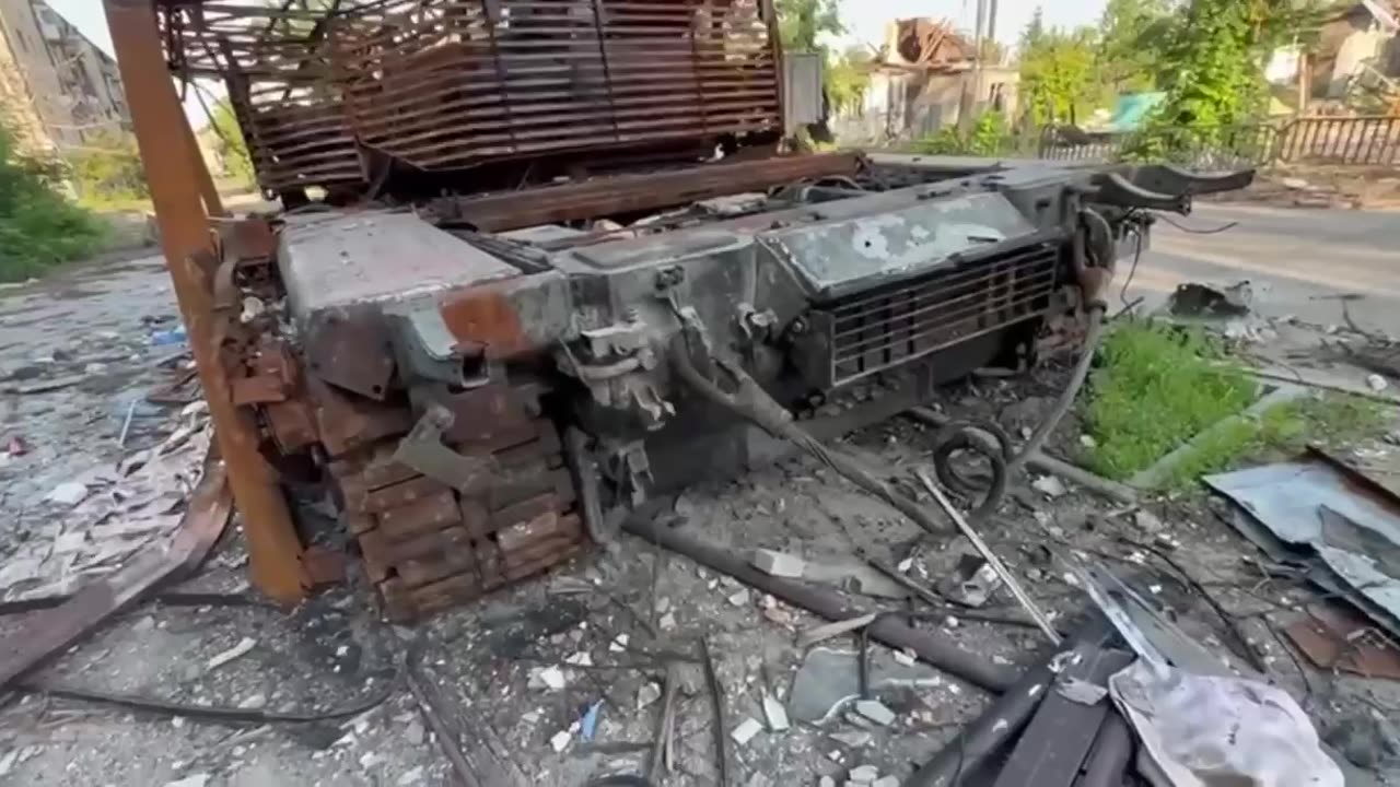 An abandoned Ukrainian T-80BV that was hit during the storming of Bakhmut.