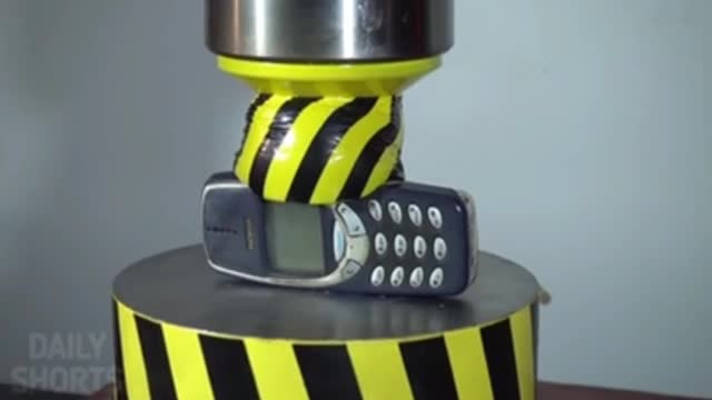 iPhone vs Nokia brick