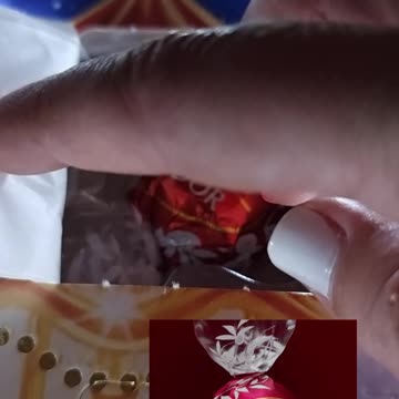 Opening LINDT Christmas Advent Calendar - Day 1 🎄🎅🏼