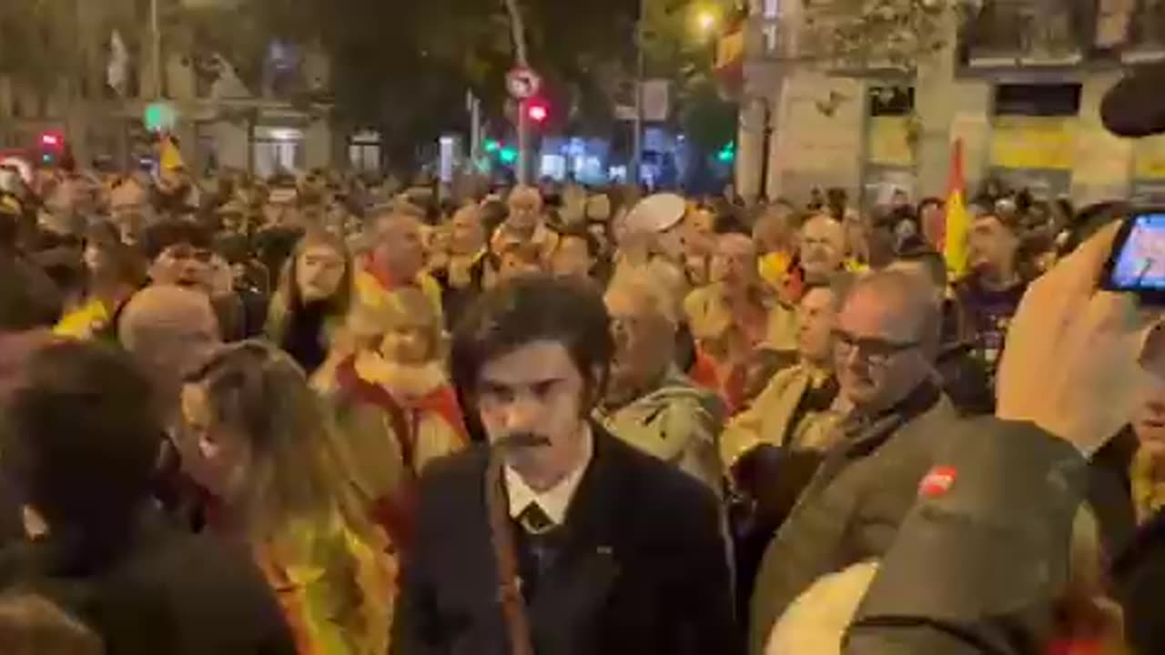 BREAKING: Tucker Carlson gets mobbed by fans in the middle of massive Madrid protests.