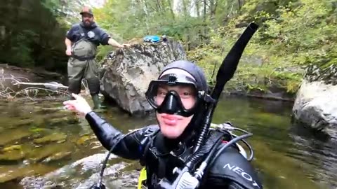 Diver finds $1500 of gold nuggets in bedrock crack!