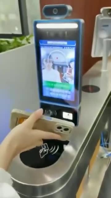 More from China. 🇨🇳 ⚠️If you try to enter public transport with a yellow QR code immediately an alarm goes off. ⚠️If your QR code is not green, you are cut off from society with no access to transport, food and even your residential unit!