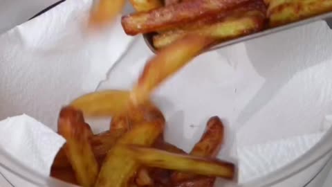 "Golden Goodness: The Perfect Recipe for Crispy Baked Fries that Will Make Your Taste Buds Sizzle!"