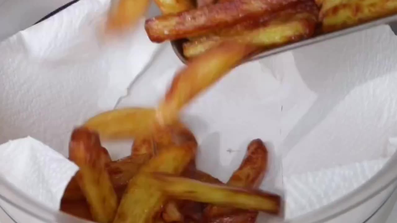 "Golden Goodness: The Perfect Recipe for Crispy Baked Fries that Will Make Your Taste Buds Sizzle!"