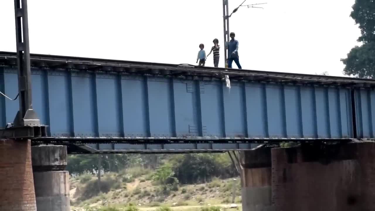 | जो गलती ये बच्चे कर रहे हैं वो गलती आप न करें || railgadi video| रेलवे क्रॉसिंग ।