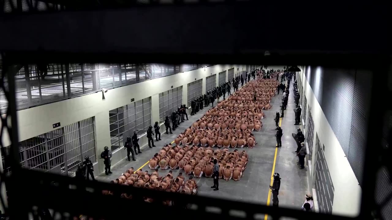 Thousands of inmates move to Salvadoran 'mega prison'