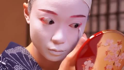 How to apply white makeup in Japanese Kabuki