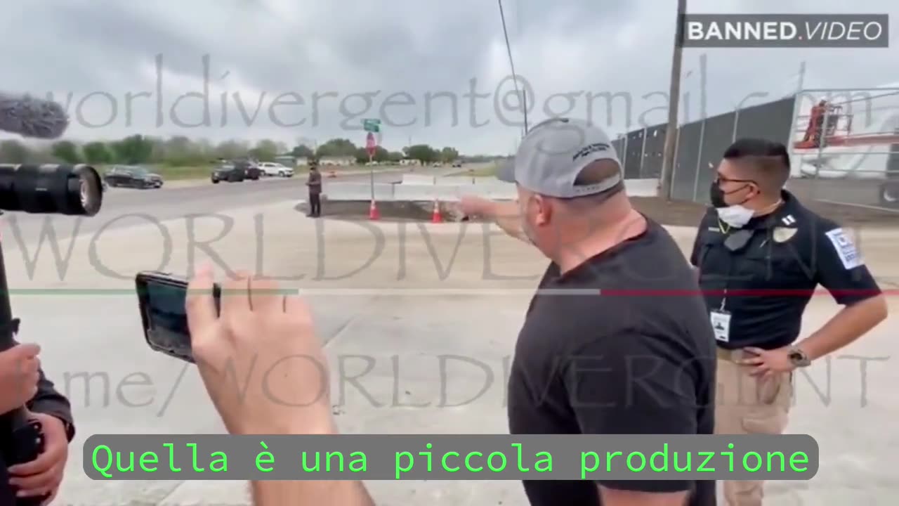 Alex Jones al centro di detenzione per immigrati clandestini