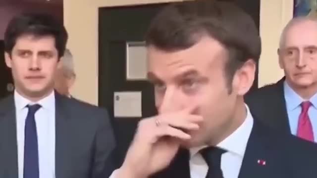 Macron a un tic. Qu'est-ce que ça pourrait être?