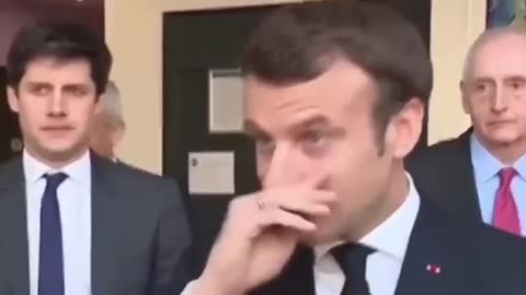 Macron a un tic. Qu'est-ce que ça pourrait être?