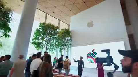 He Visited India's First Apple Store😮