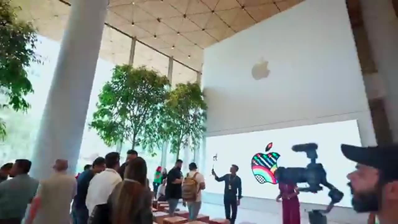He Visited India's First Apple Storeš®