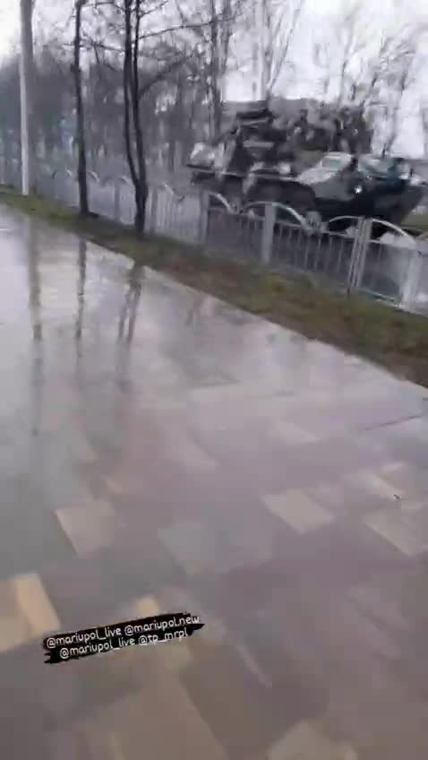 Ukrainian armored personnel carriers in Mariupoli an hour ago