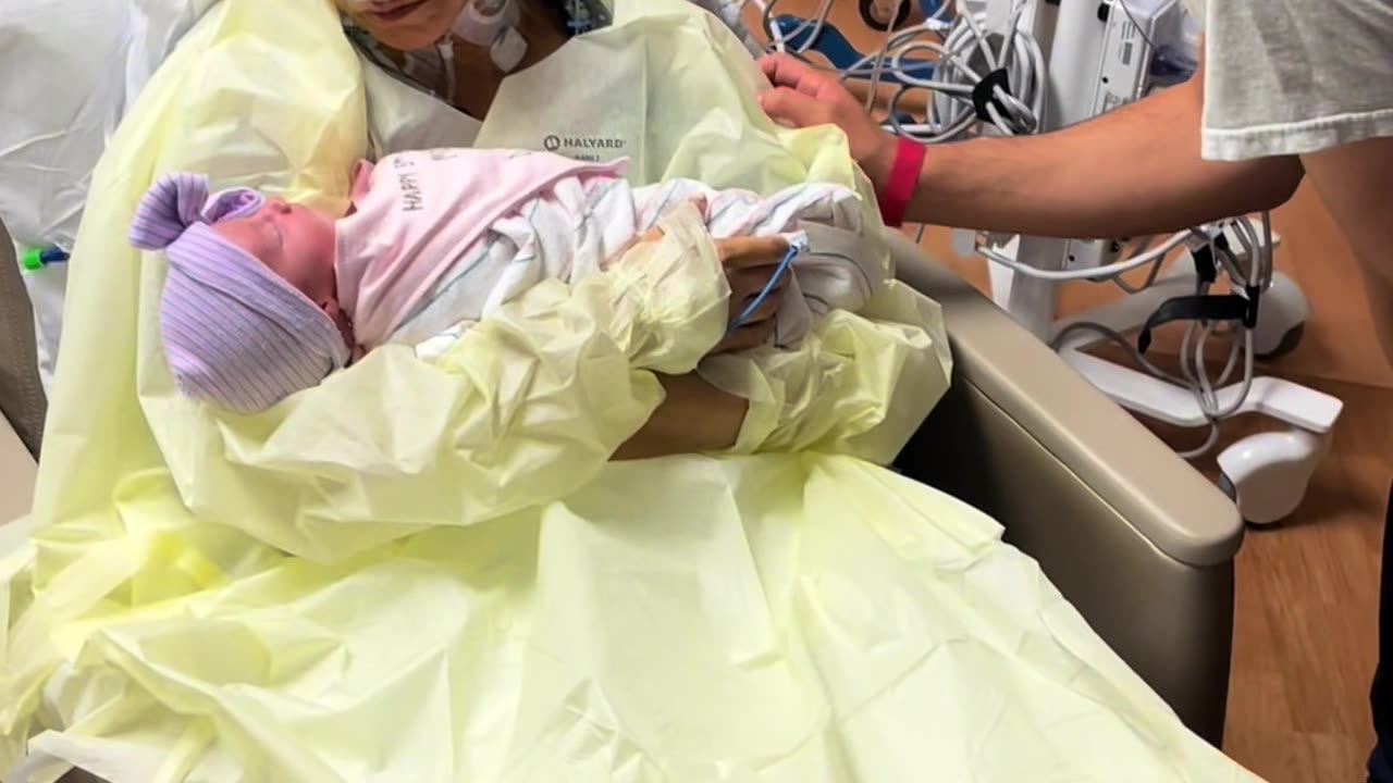 Mom Reunites with Her Baby After 5 Days on Ventilator – A Heartwarming Miracle