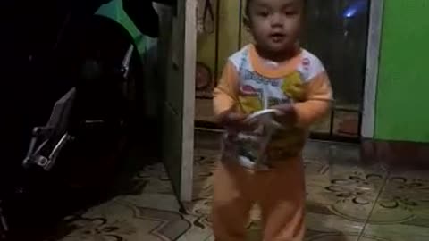 Bayi lucu belajar jalan