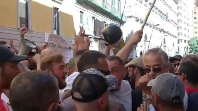 a Napoli bruciate le bollette in piazza.