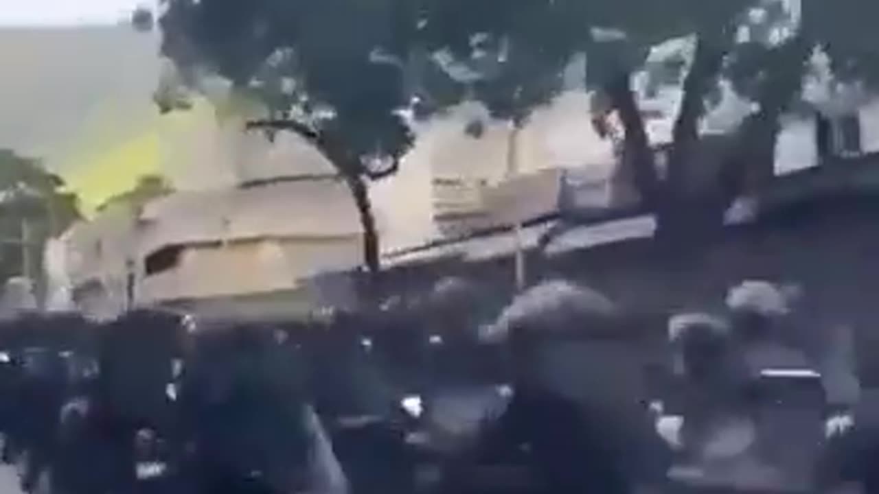 🚨Maduro is deploying his armed forces against the Venezuelan people. He