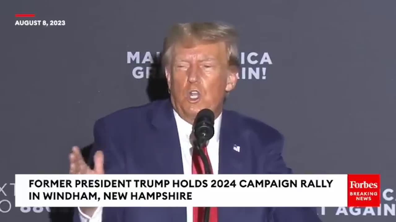 Trump Makes Fun Of Chris Christie's Weight, Tells New Hampshire Audience, 'Don't Call Him A Fat Pig'
