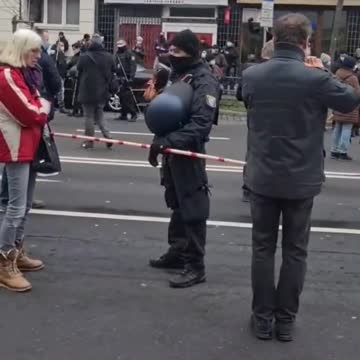 Germania (Francoforte), poliziotti controllano distanziamento sociale col metro. 16 Gennaio 2022