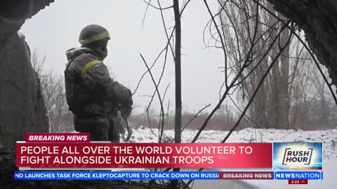 People all over the world volunteer to fight alongside Ukrainian troops _ Rush Hour(480P).mp4