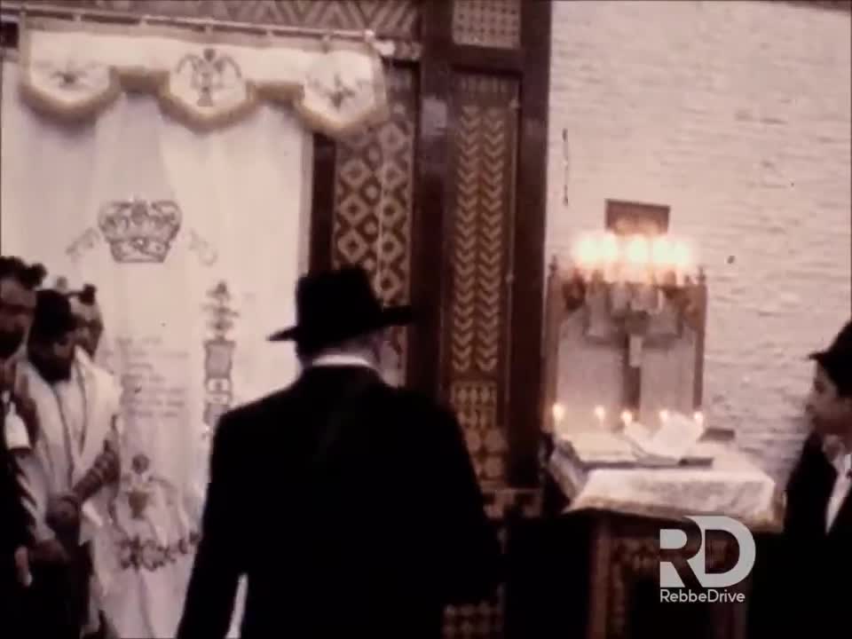 2. Erev Sukkos 5742, Krias Hatorah (Freidin) = ערב סוכות תשמ"ב - קריאת התורה