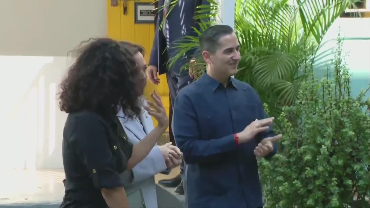 Kamala's Faux-pas - Stops Clapping During Puerto Rico Protest Song Once Her Aide Translates It