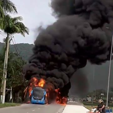 VÍDEO: Ônibus articulado da Mobi-Rio pega fogo na Zona Oeste do Rio de Janeiro