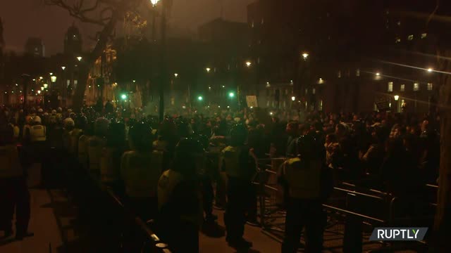 UK: Tensions rise as police and protesters scuffle in London COVID demo - 18.12.2021