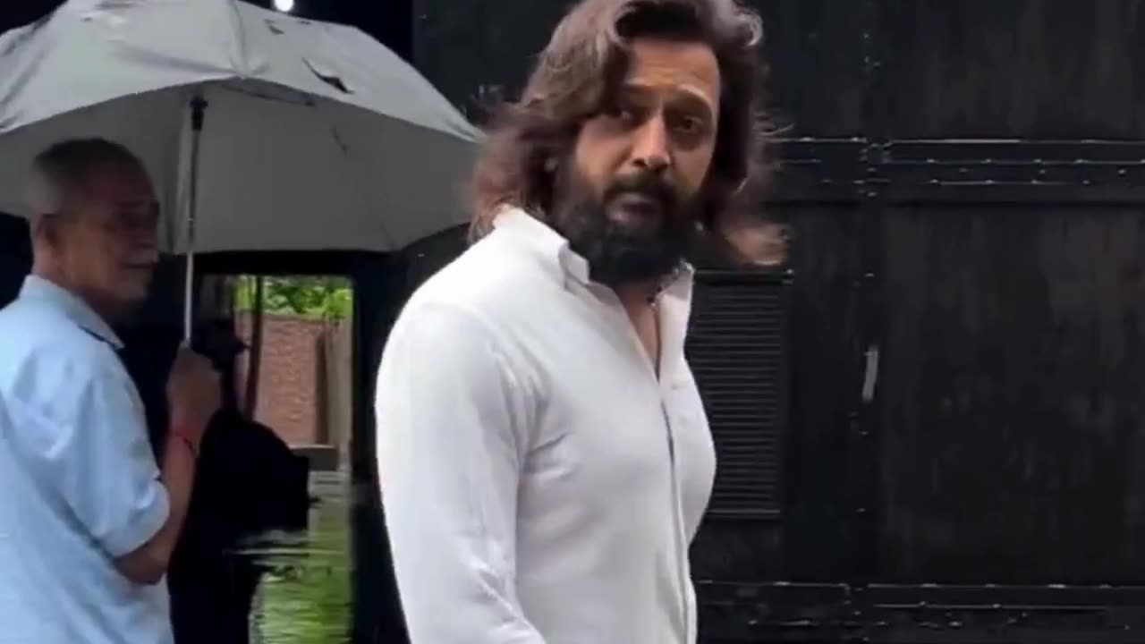 Riteish Deshmukh at the last rites of cousin Tishaa Kumar🙏